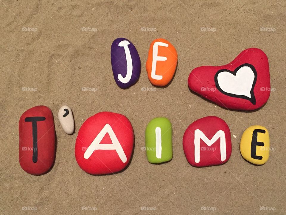 Je t'aime on colored stones