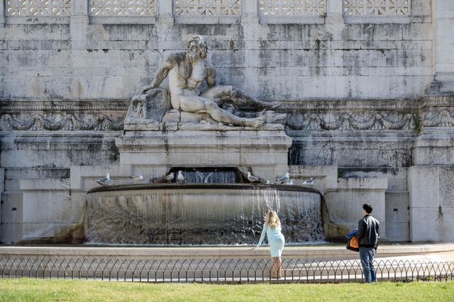 Salute statue