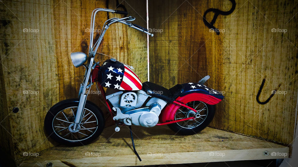 Moveis rústics. Miniatura de moto antiga. Personalizada com a bandeira dos EUA.
