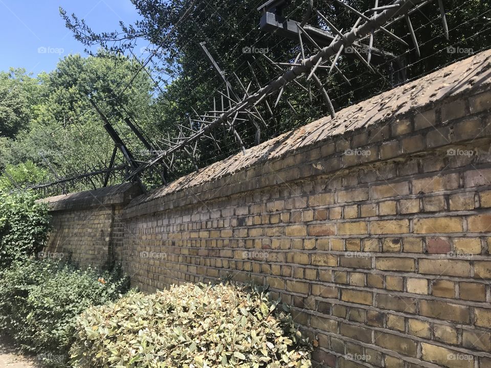 Buckingham Palace wall security 