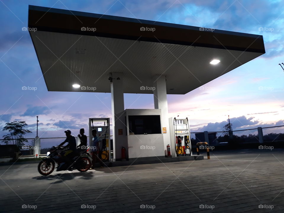 SHELL RISING ON A SUNSET. A new shell station has just opened in the suburbs of Iloilo City, Philippines.  I was fascinated with the pink skies at the background. Now, people living in these sub-urban part of Iloilo won't have to go far to gas up.