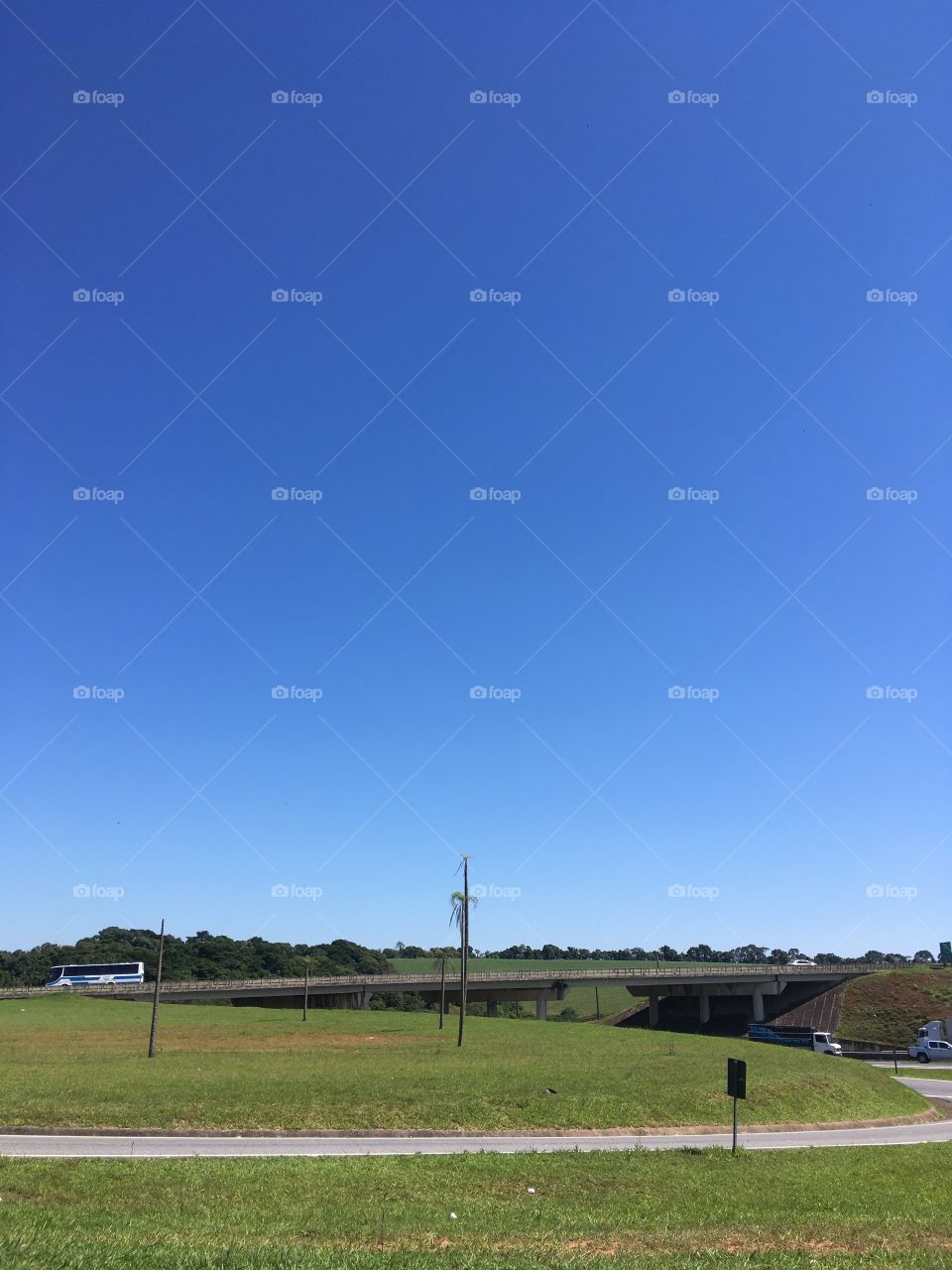 🇧🇷 Céu azul inspirador no Interior de São Paulo. Estamos na Rodovia Dom Pedro I, em Itatiba./ 🇺🇸 Inspiring blue sky in the interior of São Paulo.  We are on Dom Pedro I Highway, in Itatiba.