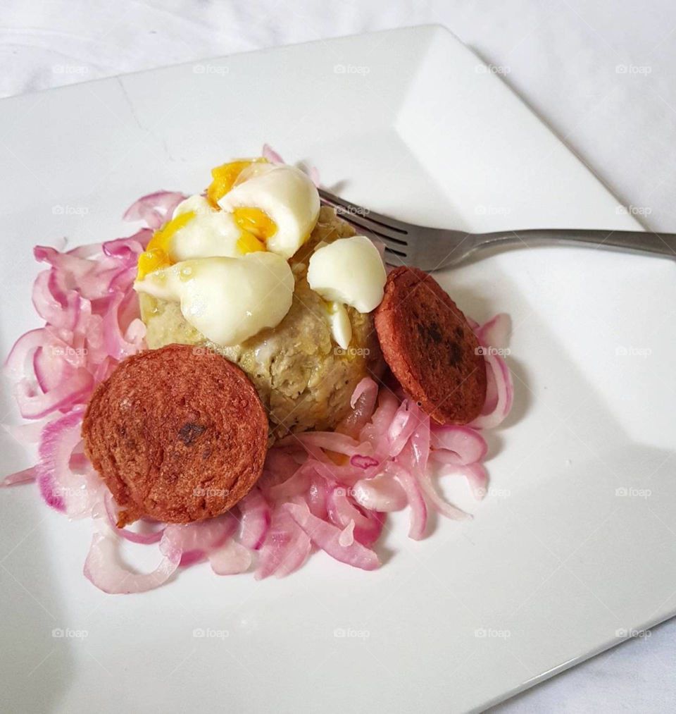 mangu con salami huevo y cebolla