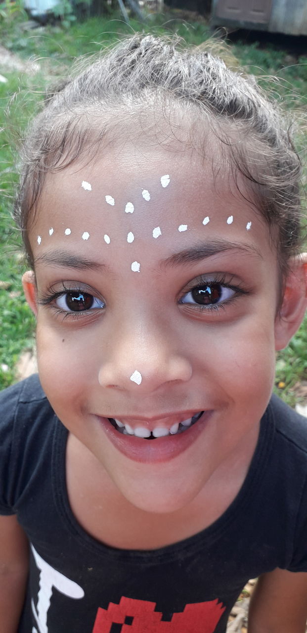 Sorriso lindo que encanta, olhar cheio de alegria.