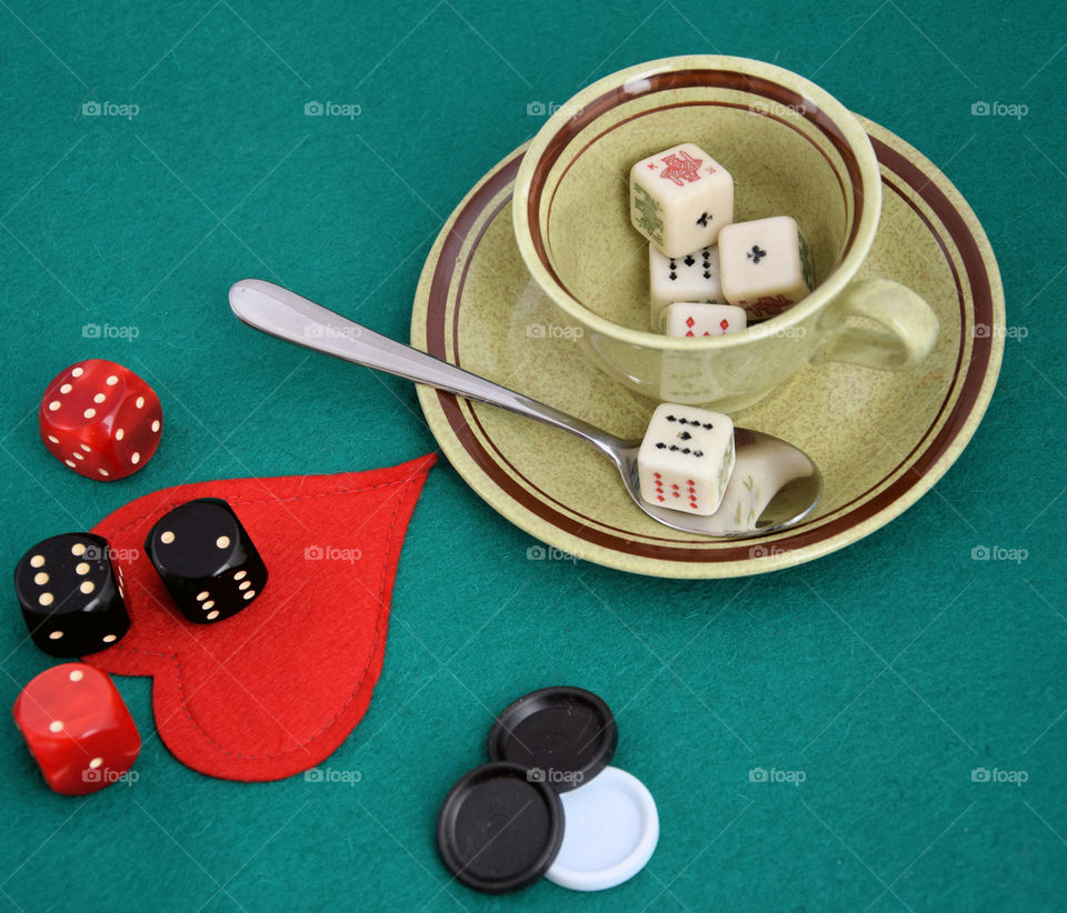 poker dice on the cup