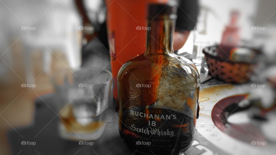Whisky 18 anos, fundo mesa background wallpaper... Buchanan`s Scotch.