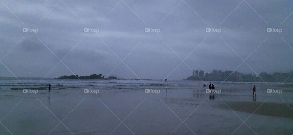 Day with rain in Guarujá beach