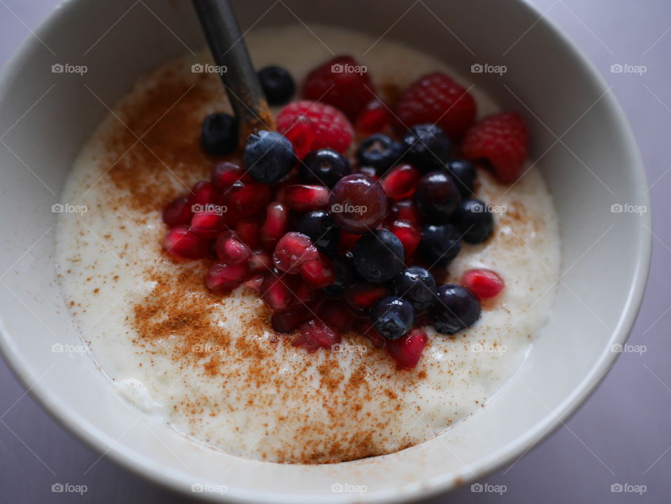 Cinnamon and berries topping on the porridge 