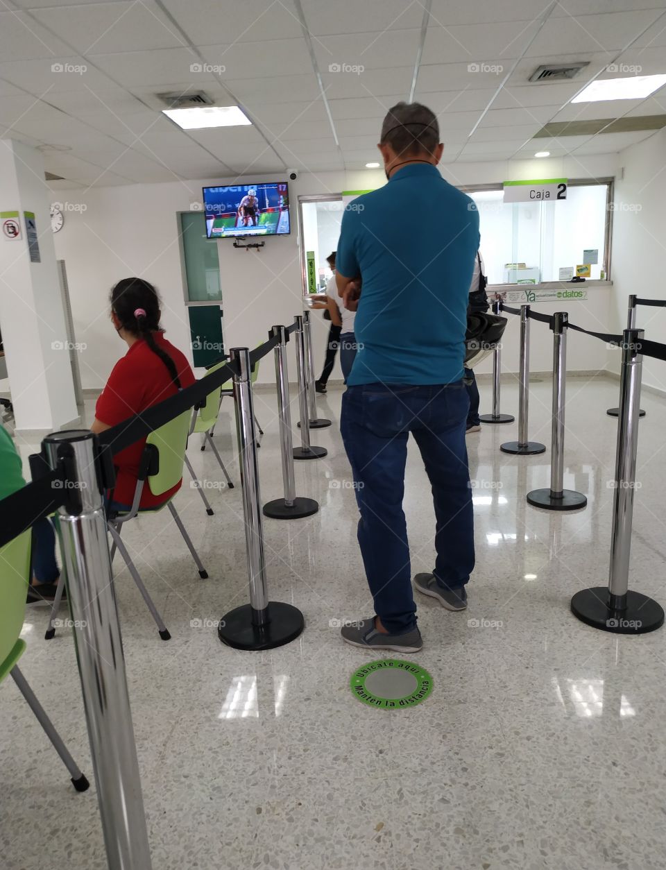 Esperando en fila para ser atendida en Caja con el debido distanciamiento, norma  en Colombia por pandemia.