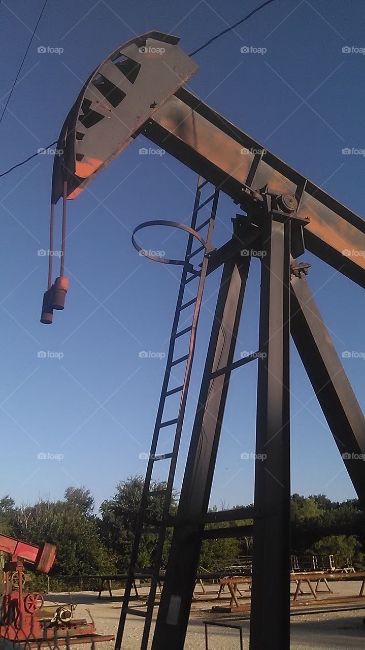 Texas pump ⛽. This is a picture of a Texas pump jack that I saw while out walking this morning. 👣 🚶 🏃 🔥 💨