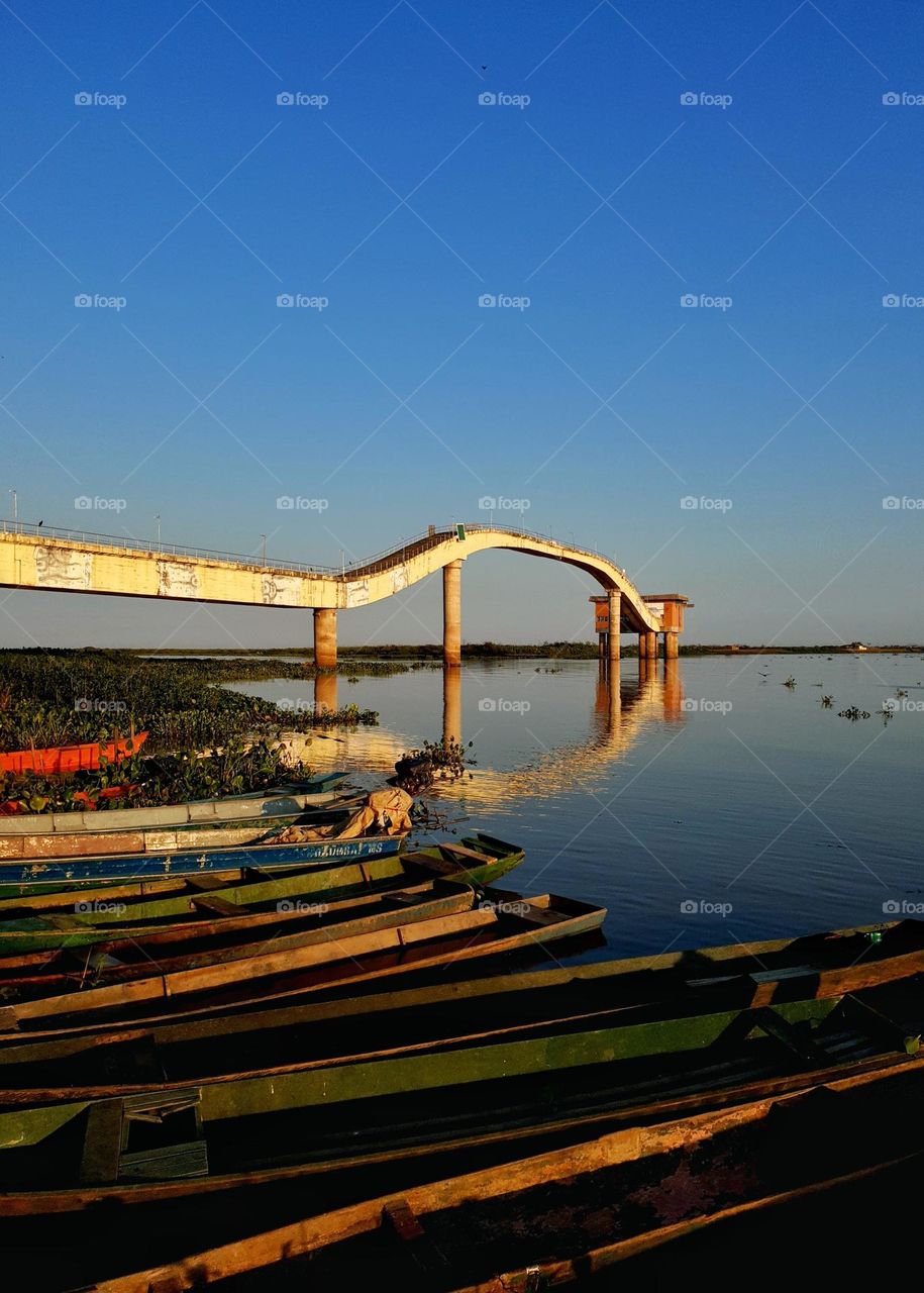 Ponte sobre o Rio Paraguai em Corumbá MS juntamente com as chalanas dos pescadores locais.