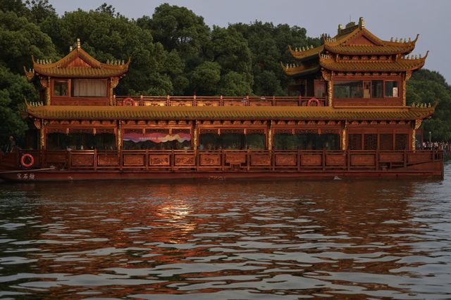 西湖夜游船