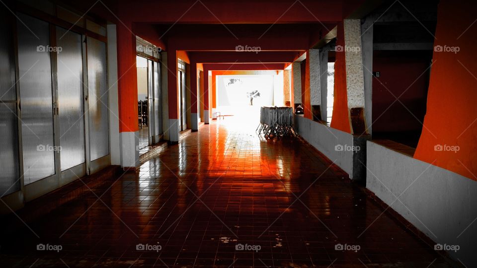 Arquitetura na cor laranja.  Prédio, area, sala, salão.
