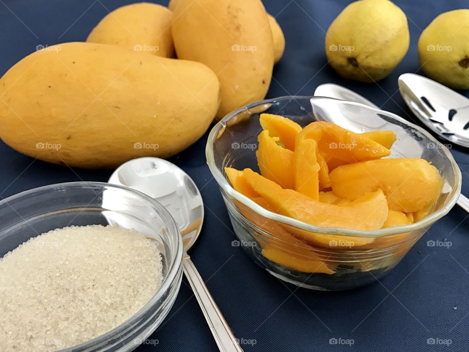 Ingredients to make mango jam 