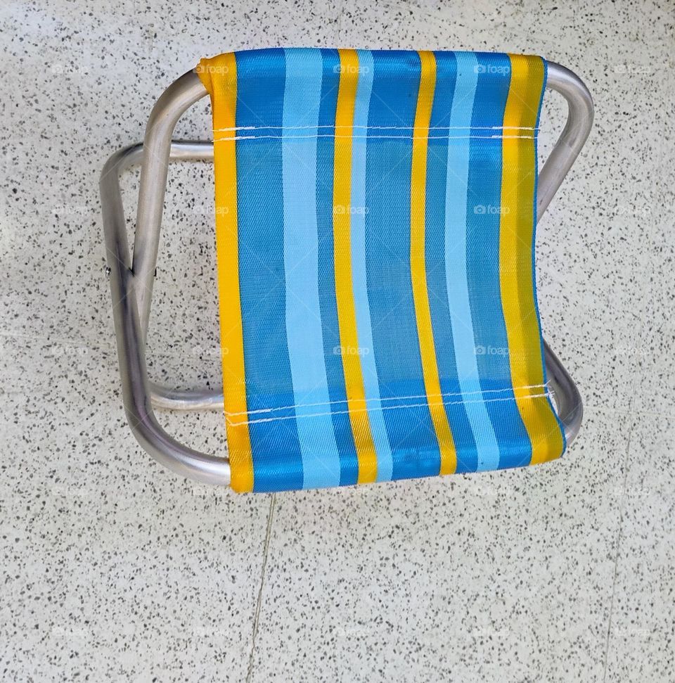 Banquinho de alumínio dobrável. A banqueta de alumínio dobrável, para camping  e pesca é um item prático e versátil, que ocupa pouco espaço e pode ser usado em casa, viagens, praias  e em outras  atividades ao ar livre