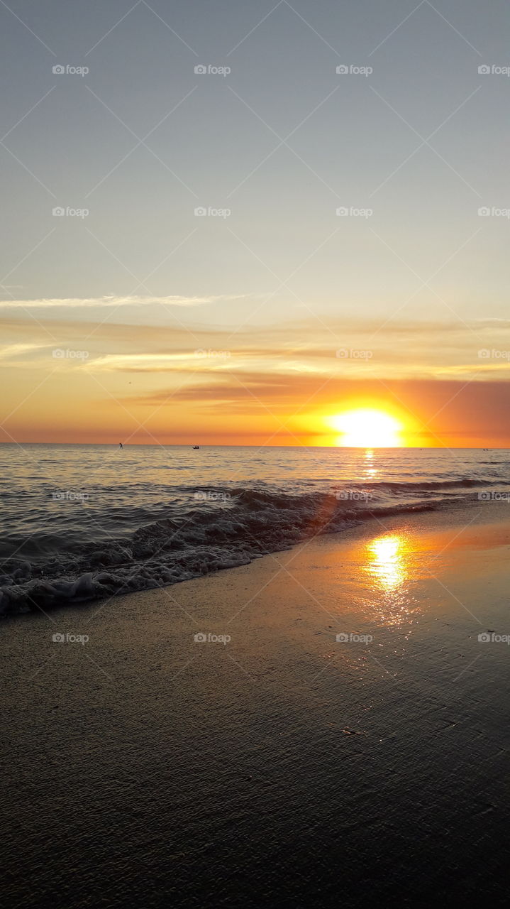 It's a wonderful picture, very beautiful, of the sunset on the beach, with a spectacular sun, a hot day! A photo to take advantage!
Es una foto maravillosa, muy linda, del atardecer en la playa, con un sol espectacular, un dia de calor!