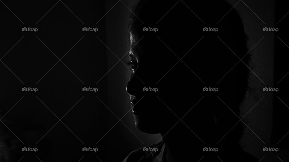 #mobileclick #mobilephotography #s10plus #samsungs10plus #portrait #night #indoor ##nightshot #lightsource #shadow #monochrome #minocromatic #blackandwhite #blackandwhitephotography #shadowphotography #girl #dark #silhouette #contrast #fashion