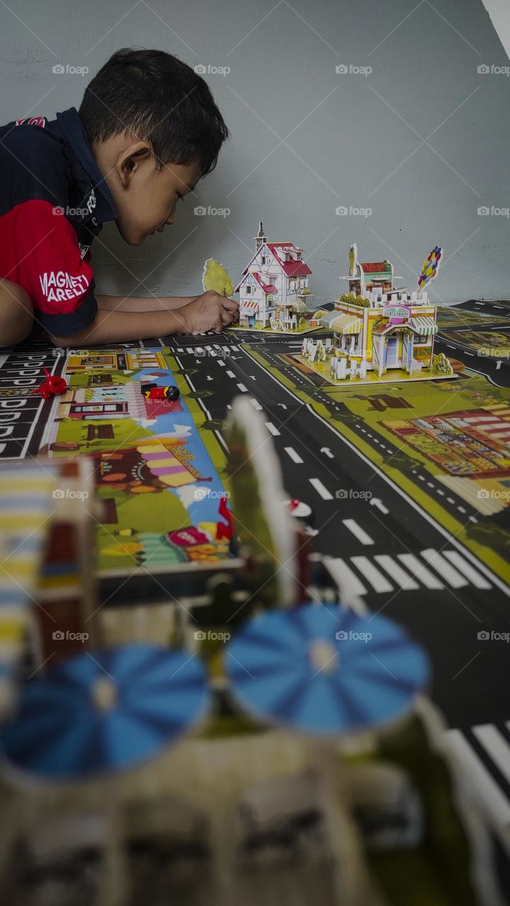 play miniature town with map