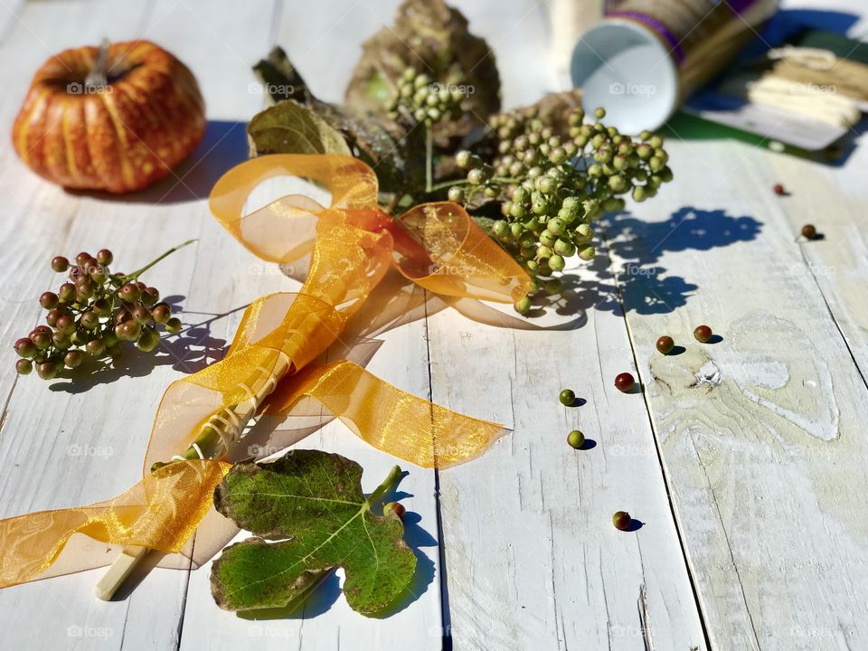 Gorgeous Table Centerpiece Using Fig Leaves 