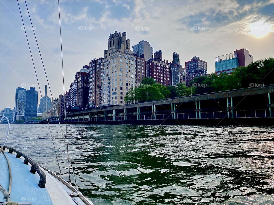 On the maiden voyage of our new sailboat, the „23 O‘Day“ we passed by the „Upper East Side“ of „Manhattan“ on the “East River” from “Harlem” on south and took many beautiful pictures. 2023. Hypnotic Productions