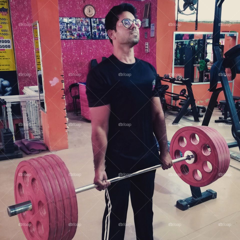 deadlifting 160 kg at gym
