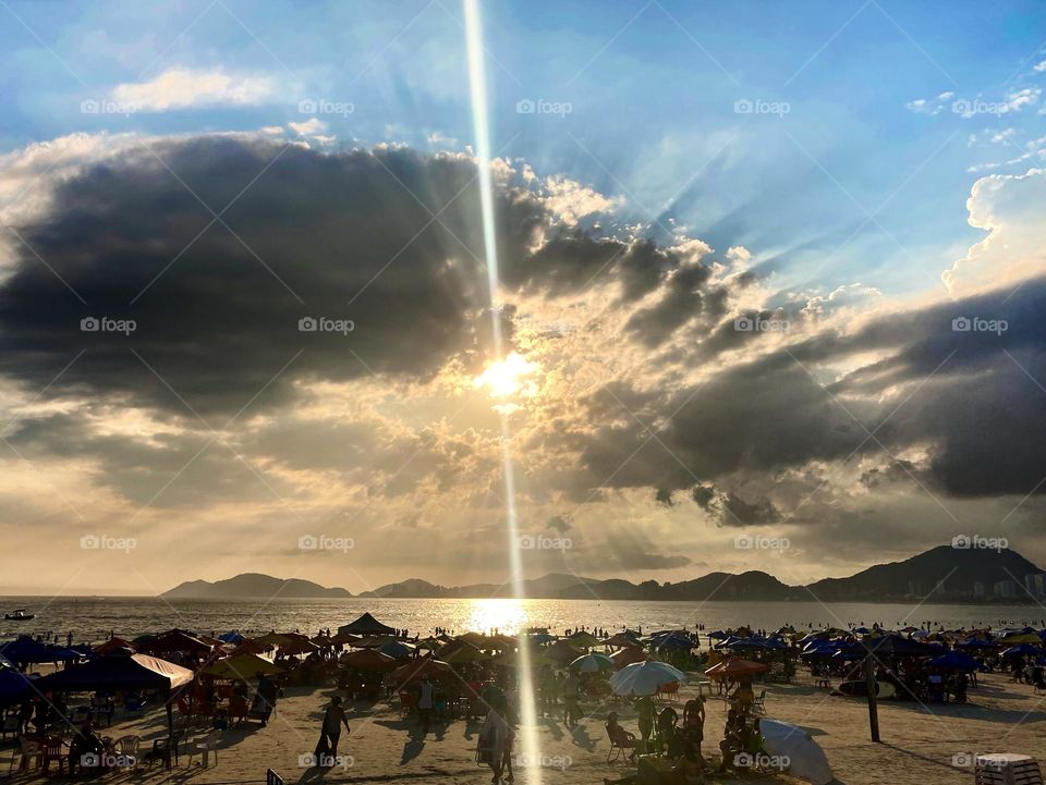 🇺🇸 A beautiful formation of clouds on the Brazilian coast, walking on Guarujá beach. / 🇧🇷 Uma linda formação de nuvens no litoral brasileiro, passeando na praia do Guarujá.