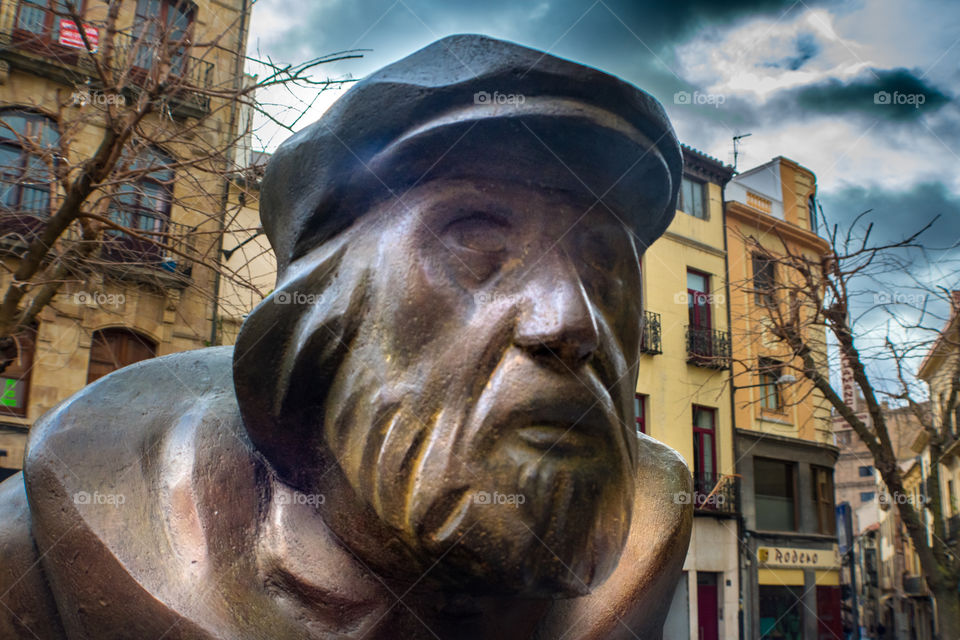 El hombre que observa y contempla la maravillosa y magnífica ciudad de Salamanca. Escultura situada junto a una de las entradas a la Plaza Mayor.