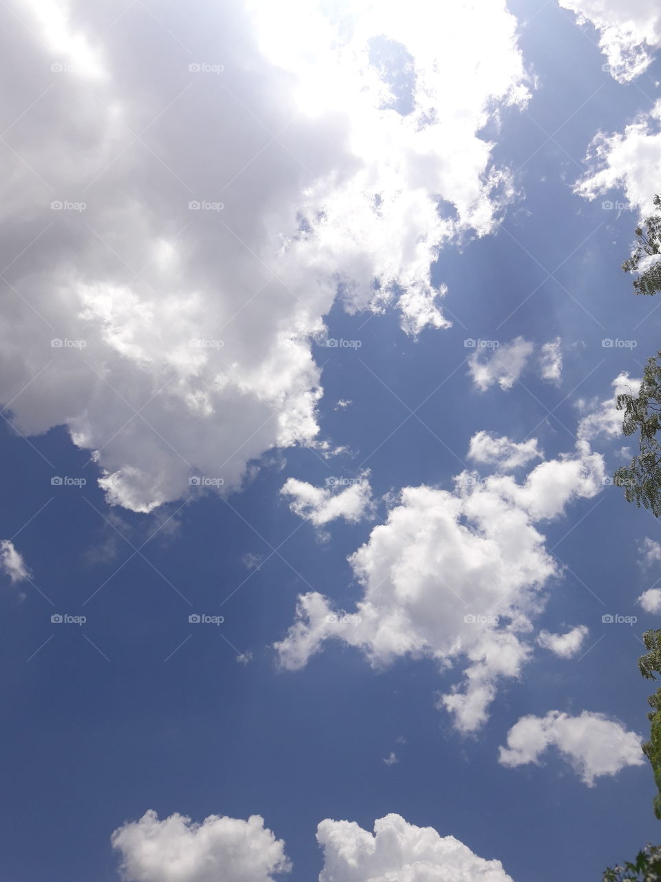 Céu azul com nuvens