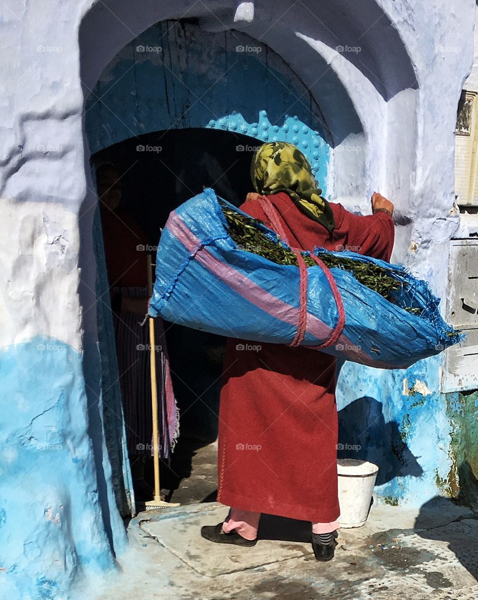 friendly chat in Chefchaouen 