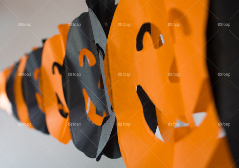 Black and orange, pumpkin head shaped paper chain