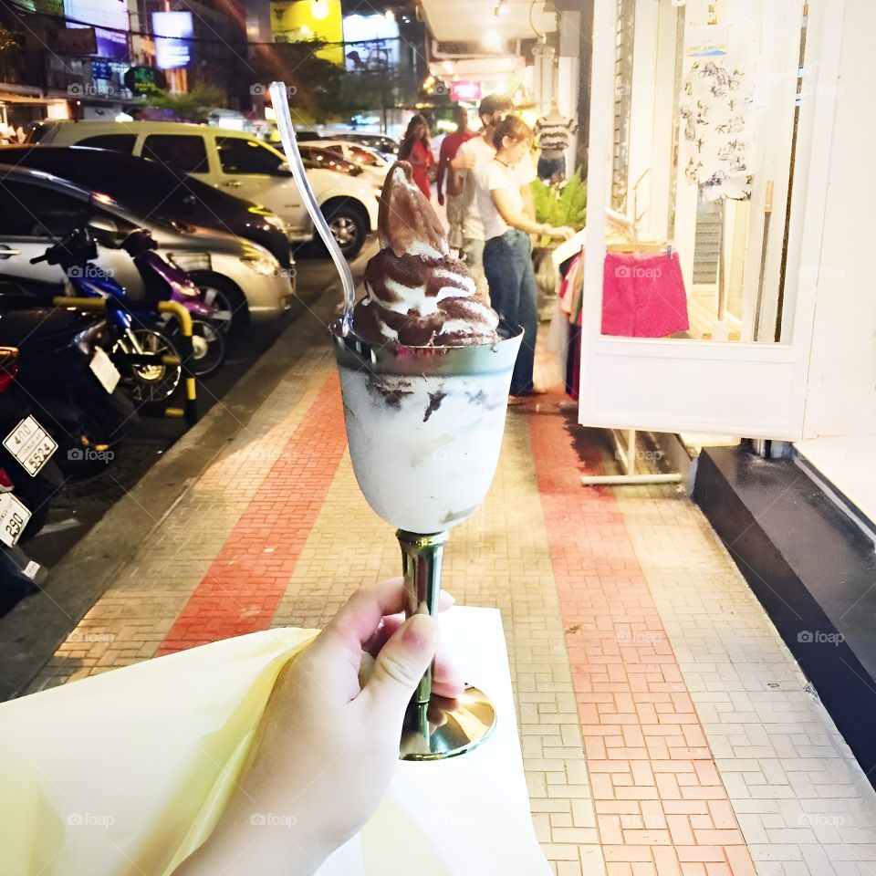 chocolate ice cream must eat out side