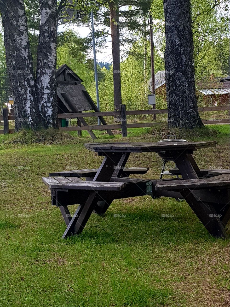 picknick bord vid stugan.