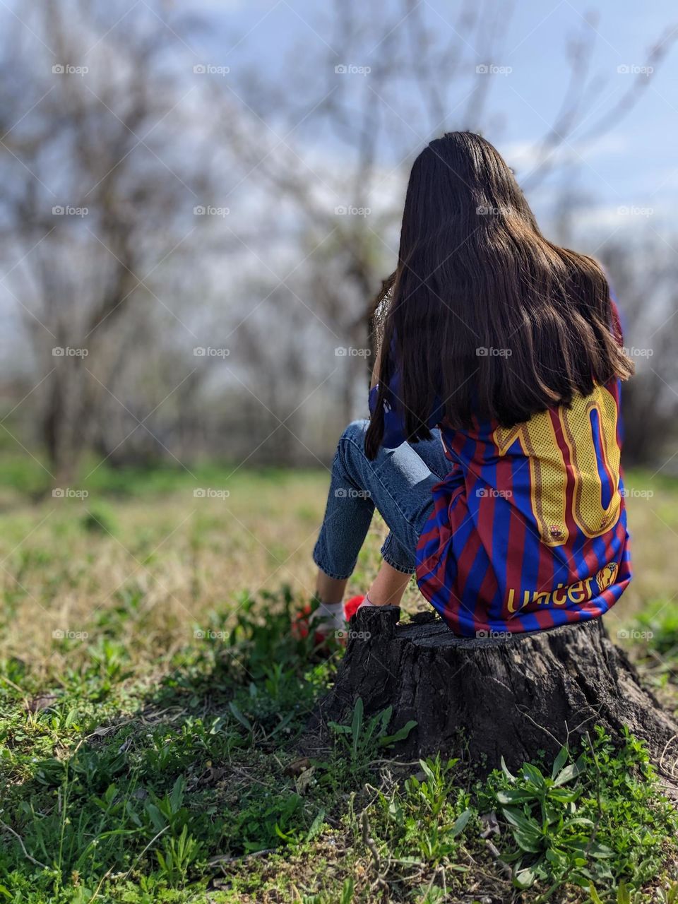 A girl in an aport shirt