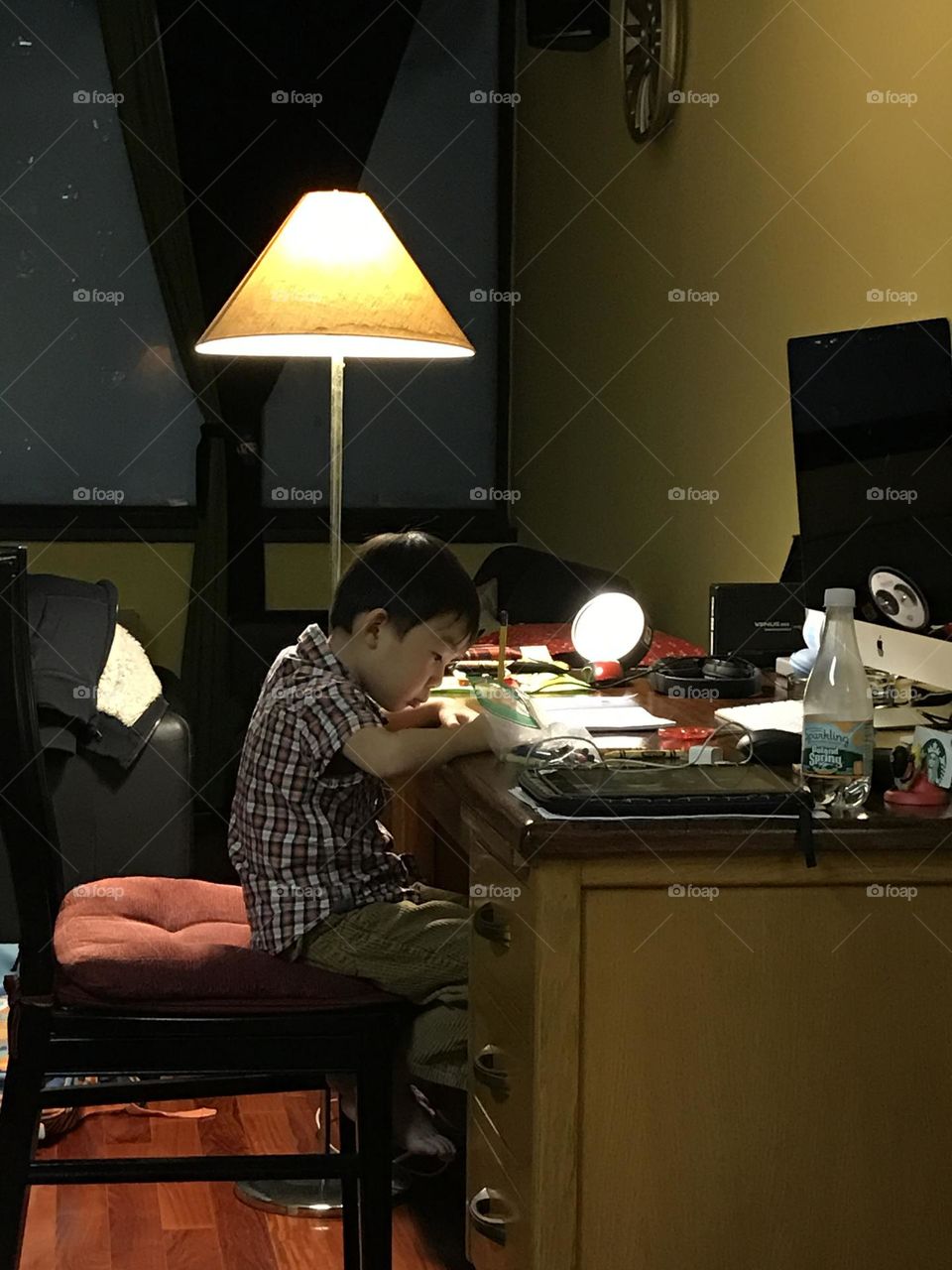 Night photo: I am studying hard. 