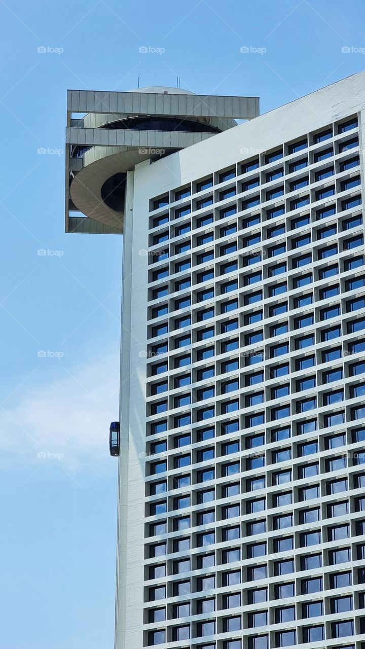 Outdoor capsule lift to the top