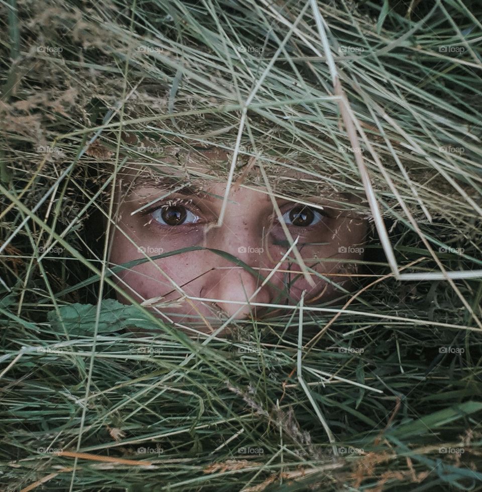 A girl in the middle of nature and without makeup