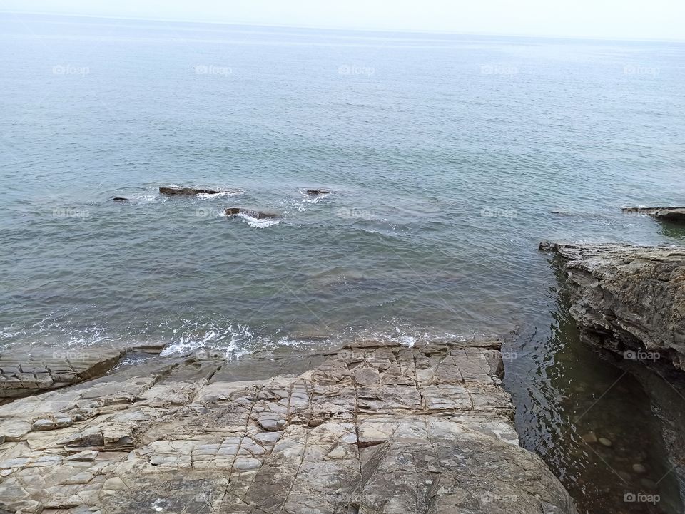 Прекрасный скальный берег моря