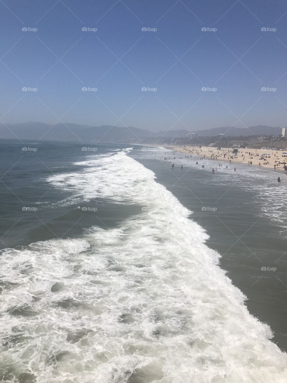Santa Monica ride the waves 🌊 