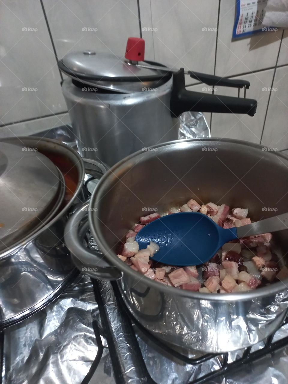 O almoço é uma das refeições do dia, entre o café da manhã e o jantar. É no almoço que ingerimos a maior quantidade  de nutrientes e calorias, que nós oferecem energia para concluirmos nossas atividades diárias