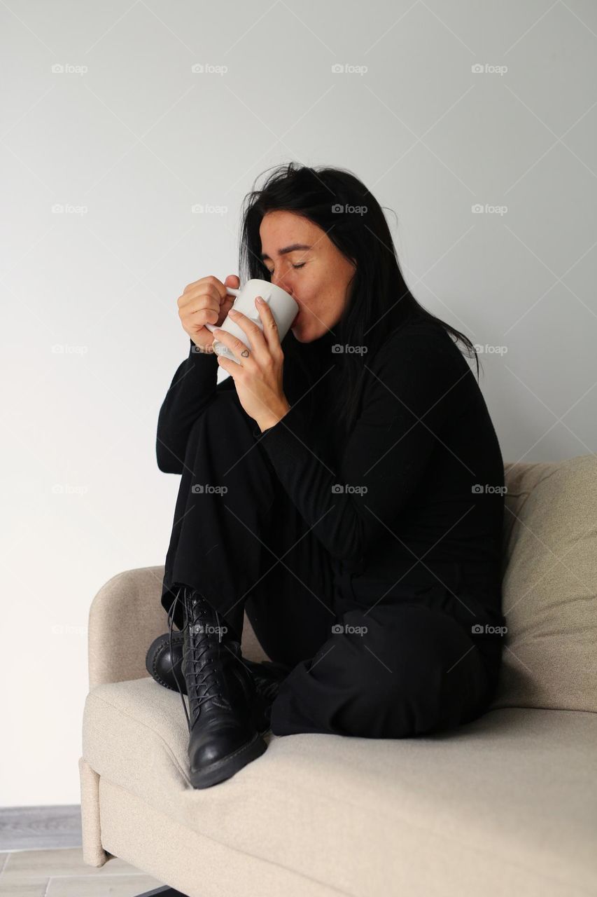 Beautiful woman drinking coffee 