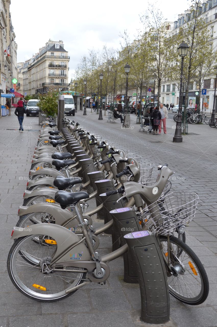 Selecting a bike to ride in Paris 