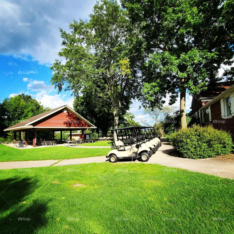 Golf car and golf course