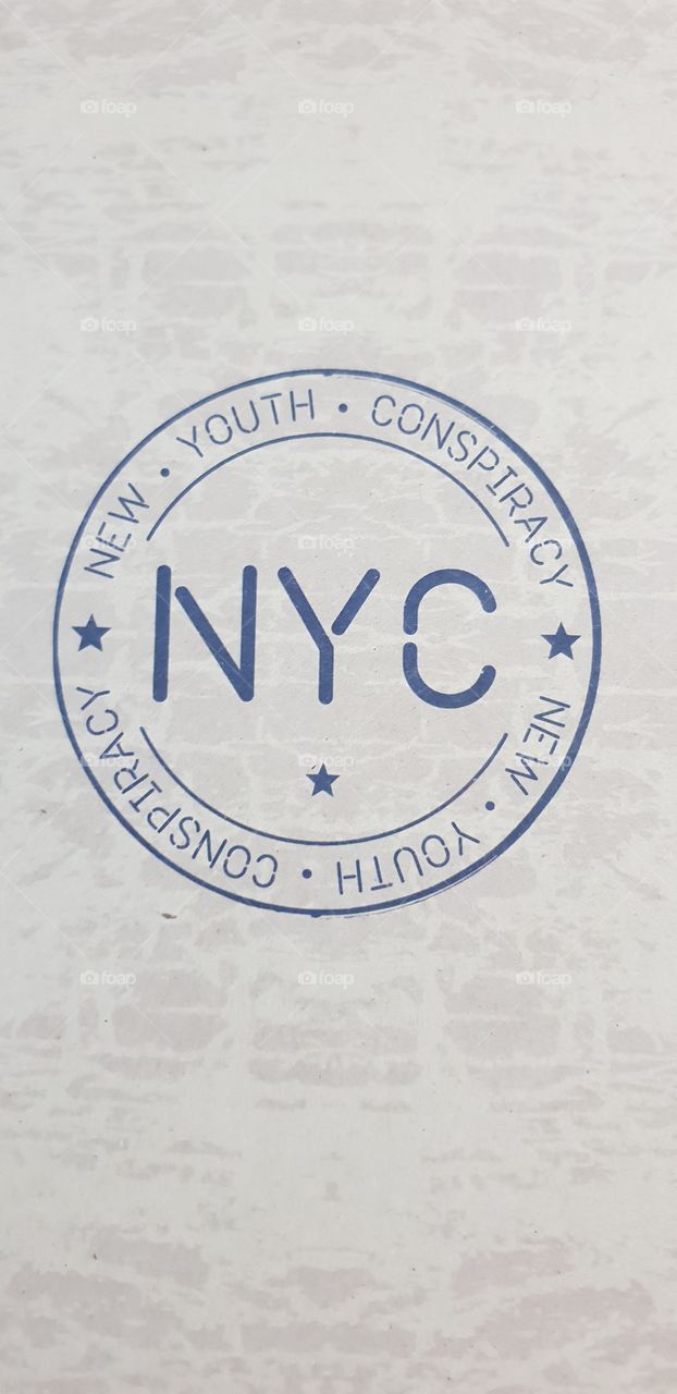 Lo que tienes dentro no lo sabe nadie.
Y a veces es una suerte,
Pero otras es una verdadera lástima.