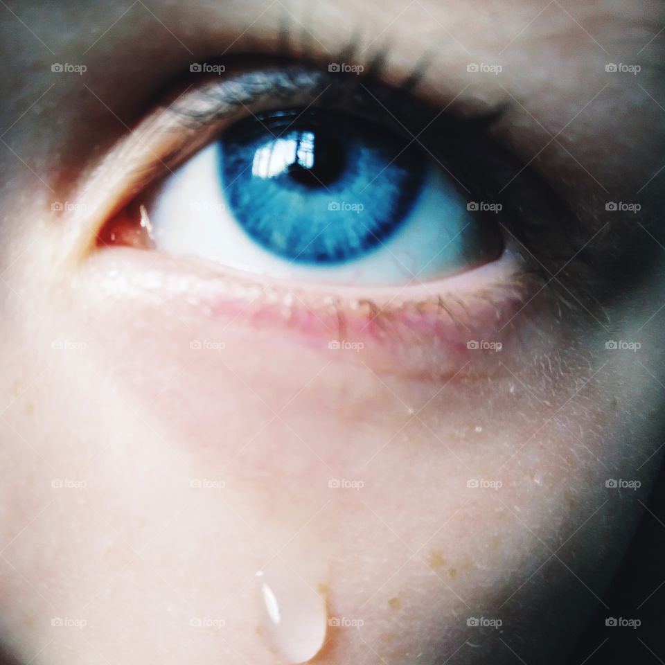 слеза маленькой девочки с голубыми глазами