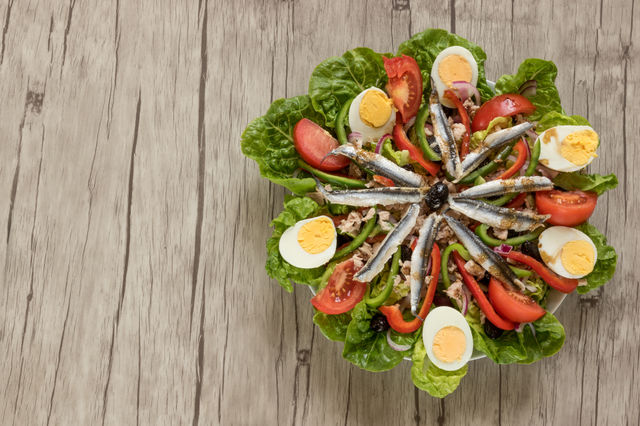 Nicoise salad : a salad that finds its origins in the French city of Nice. This salad is made with lettuce, tuna fish, tomatoes, green and red pepper, boiled eggs  and anchovies.