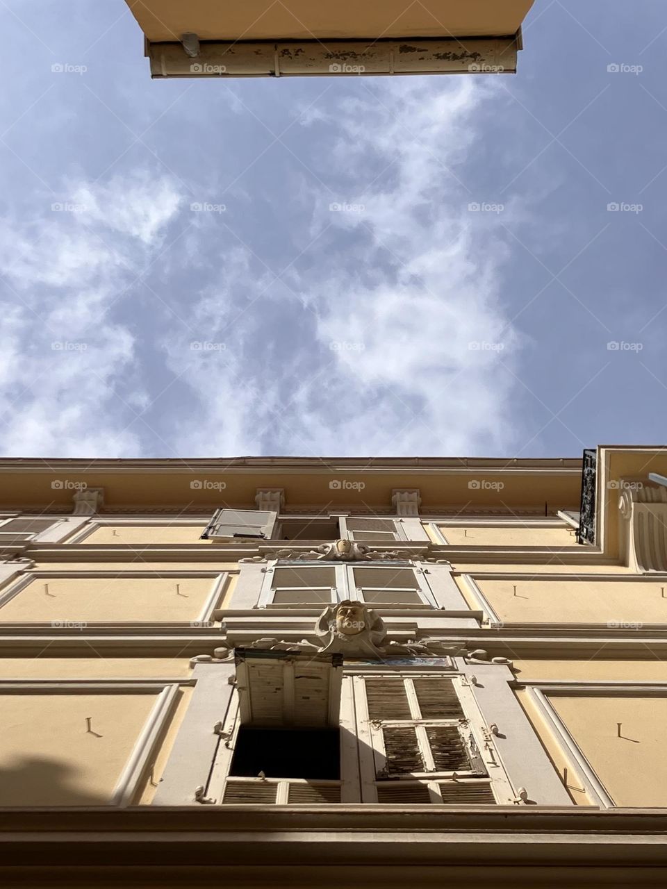 Walking with my head in the air in a narrow street