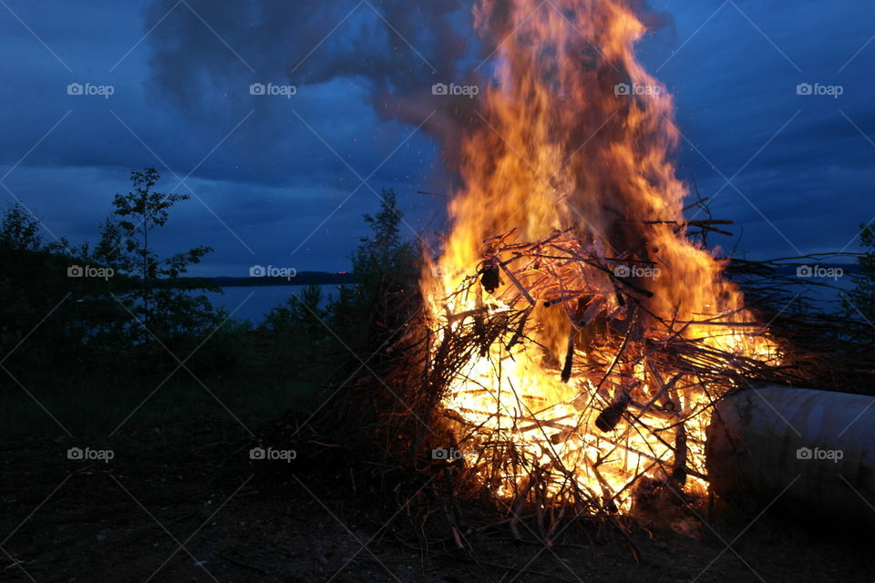 Midsummers fire in a nightless night