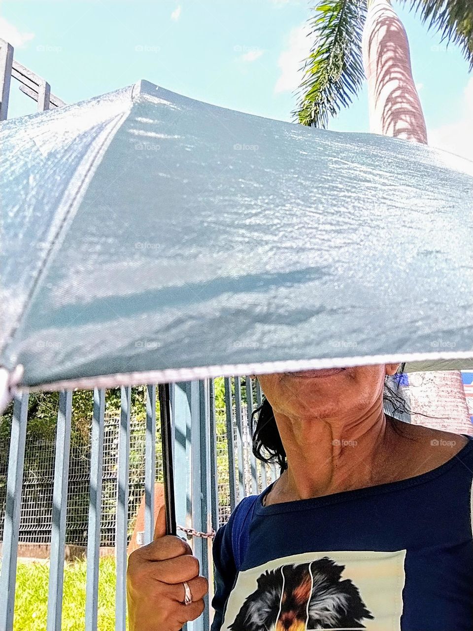 A sombrinha é um acessório usado, para proteger o corpo dos raios solares. É um item muito utilizado, em dias ensolarados, mas também pode ser usado em dias chuvosos