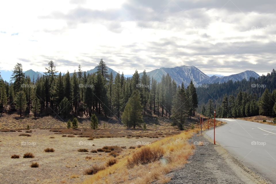 Road through the eastern Sierra Nevada mountains 