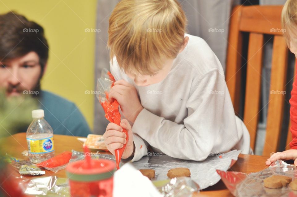 Decorating cookies 